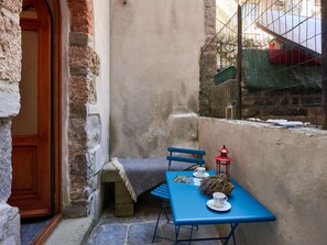 Tabelle, Möbel, Gebäude, Fenster, Interior Design, Gartenmöbel, Stuhl, Wand, Couch, Tisch Im Freien
