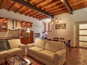 Bilderrahmen, Couch, Eigentum, Möbel, Tabelle, Holz, Gebäude, Beleuchtung, Wohnzimmer, Interior Design
