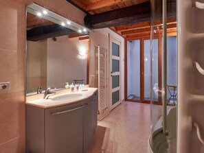 Spiegel, Zapfhahn, Sinken, Armatur, Eigentum, Bad Sink, Holz, Badezimmer, Badezimmerschrank, Interior Design
