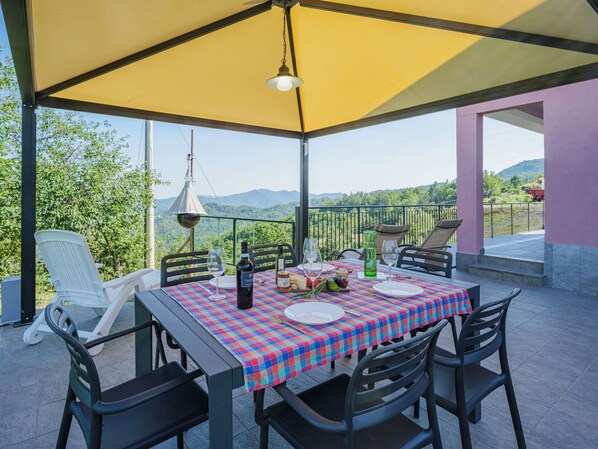 Tabelle, Möbel, Eigentum, Stuhl, Pflanze, Tisch Im Freien, Gartenmöbel, Schatten, Interior Design, Gebäude