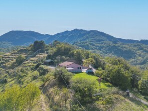 Himmel, Pflanze, Berg, Natürliche Landschaft, Steigung, Grundstueck, Terrain, Haus, Wolke, Baum