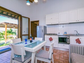 Table, Meubles, Ciel, Propriété, Fenêtre, L'Eau, Bâtiment, Plante, Chaise, Design Intérieur
