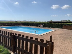 L'Eau, Ciel, Plante, Nuage, Piscine, Rectangle, Ombre, Arbre, Bâtiment, Herbe
