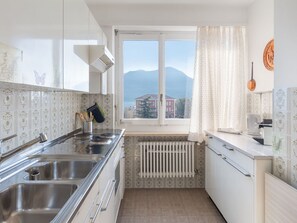 Propriété, Cabinetry, Comptoir, Bâtiment, Fenêtre, Robinet, Cuisine, Bois, Évier, Design Intérieur
