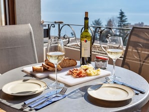 Aliments, Table, Vaisselle, Meubles, Propriété, Bouteille, Vaisselle, Drinkware, Ciel, Assiette