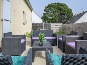 Bâtiment, Jour, Ciel, Plante, Arbre, Arecales, Clôture, Terrestre Des Plantes, Design Urbain, Suppression Des Plantes Ligneuses
