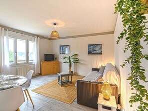 Pflanze, Eigentum, Möbel, Fenster, Holz, Zimmerpflanze, Interior Design, Beleuchtung, Komfort, Wohnzimmer