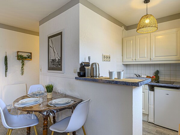 Eigentum, Cabinetry, Möbel, Tabelle, Countertop, Holz, Interior Design, Fussboden, Flooring, Wand