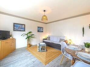 Möbel, Pflanze, Eigentum, Zimmerpflanze, Cabinetry, Tabelle, Komfort, Interior Design, Flooring, Holz
