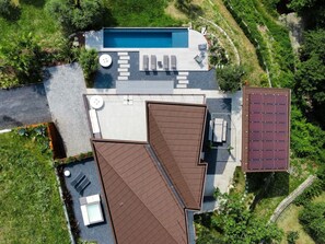 Plante, Fenêtre, Bâtiment, Arbre, Pente, Design Urbain, Bois, Biome, Zone Résidentielle, Quartier