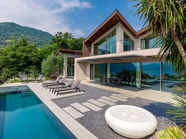 Ciel, Plante, L'Eau, Nuage, Bâtiment, Arbre, Piscine, Ombre, Mobilier De Jardin, Maison