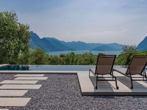 Ciel, Nuage, Montagne, Ombre, Lot Terre, Arbre, Rectangle, Herbe, Chaise, Paysage