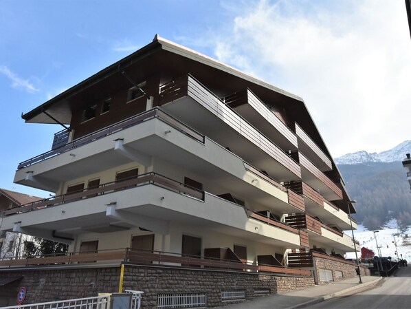Wolke, Himmel, Gebäude, Eigentum, Urban Design, Wohngebiet, Fassade, Grundeigentum, Haus, Stadt