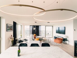 Bâtiment, Table, Propriété, Meubles, Design Intérieur, Canapé, Confort, Architecture, Sol, Salon