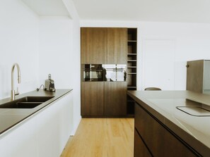 Cabinetry, Comptoir, Propriété, Évier, Evier, Cuisine, Bois, Éclairage, Robinet, Design Intérieur