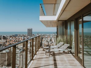 Ciel, Bâtiment, Jour, Propriété, L'Eau, Bleu Azur, Bois, Fenêtre, Architecture, Ombre