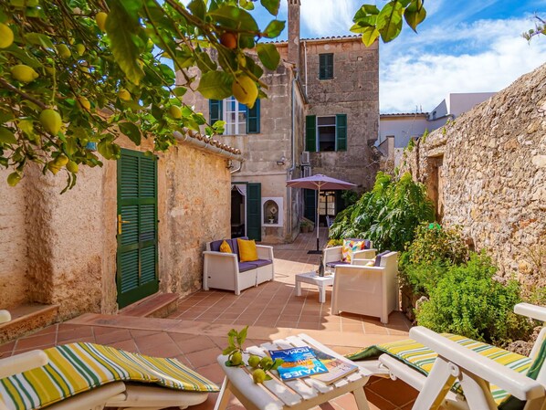 Propriété, Bâtiment, Ciel, Plante, Nuage, Bleu Azur, Architecture, Maison, Bois, Mobilier De Jardin