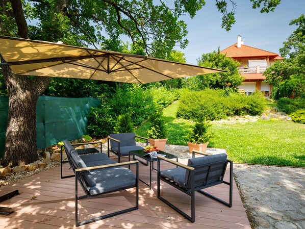 Pflanze, Eigentum, Möbel, Gebäude, Himmel, Tabelle, Baum, Schatten, Gartenmöbel, Tisch Im Freien