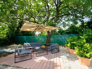 Pflanze, Tabelle, Baum, Schatten, Gartenmöbel, Natürliche Landschaft, Blumentopf, Tisch Im Freien, Hütte, Freizeit