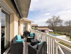 Tabelle, Himmel, Möbel, Eigentum, Gebäude, Wolke, Geschirr, Azurblau, Stuhl, Interior Design