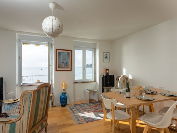 Table, Ciel, Meubles, Propriété, Bâtiment, Nuage, Vaisselle, Bleu Azur, Chaise, Design Intérieur