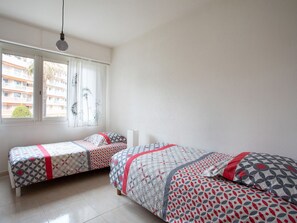 Tabelle, Himmel, Möbel, Eigentum, Gebäude, Wolke, Geschirr, Azurblau, Stuhl, Interior Design