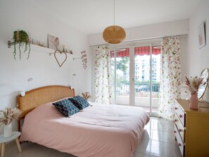 Tabelle, Himmel, Möbel, Eigentum, Gebäude, Wolke, Geschirr, Azurblau, Stuhl, Interior Design