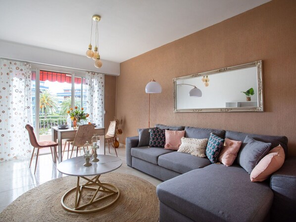 Tabelle, Himmel, Möbel, Eigentum, Gebäude, Wolke, Geschirr, Azurblau, Stuhl, Interior Design