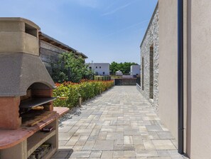 Himmel, Pflanze, Gebäude, Strassenbelag, Wolke, Backstein, Mauerwerk, Flooring, Holz, Fussboden