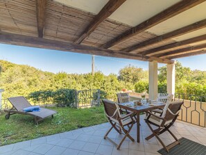 Plante, Propriété, Meubles, Table, Ombre, Bâtiment, Bois, Arbre, Mobilier De Jardin, Design Intérieur