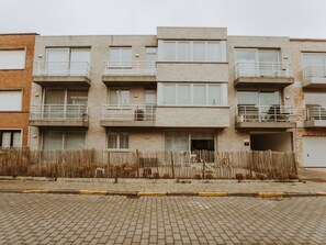 Building, Window, Wood, Land Lot, Urban Design, Condominium, Residential Area, Sky, Facade, Tints And Shades