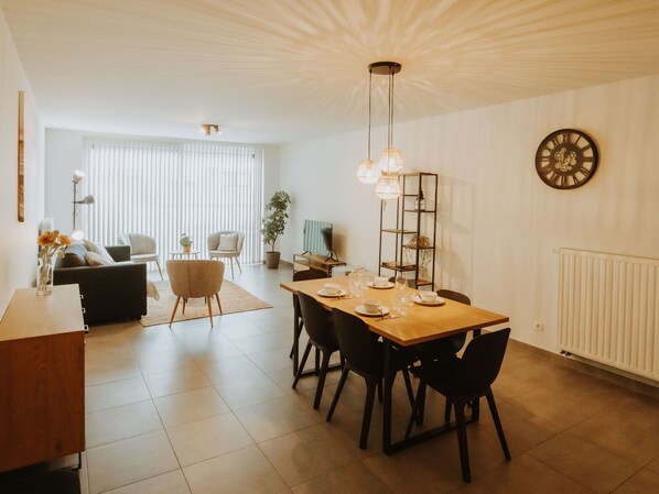 Table, Furniture, Property, Chair, Building, Plant, Wood, Interior Design, Floor, Flooring