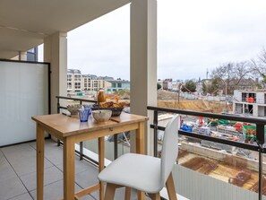 Gebäude, Tabelle, Möbel, Himmel, Fenster, Stuhl, Holz, Haus, Interior Design, Fussboden