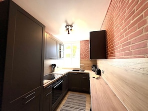 Countertop, Küche, Holz, Flooring, Cabinetry, Interior Design, Küchengerät, Möbel, Fussboden, Beleuchtung