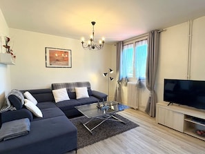 Möbel, Interior Design, Couch, Flooring, Wohnzimmer, Fussboden, Zimmer, Wohnung, Zuhause, Tabelle