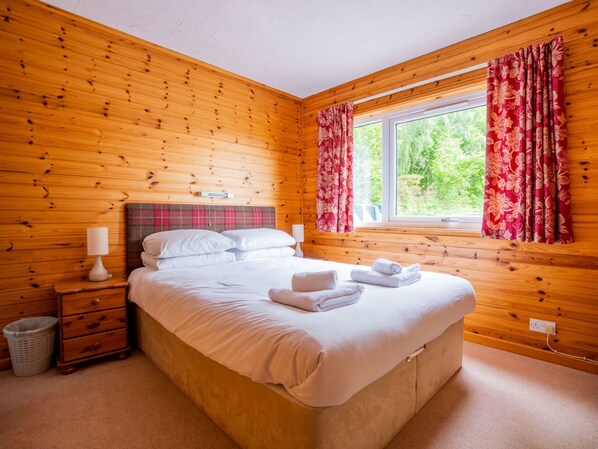 Property, Furniture, Building, Window, Comfort, Wood, Textile, Interior Design, Shade