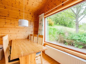 Pflanze, Eigentum, Holz, Fenster, Gebäude, Tabelle, Interior Design, Holzbeize, Baum, Fussboden