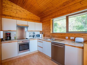 Cabinetry, Countertop, Eigentum, Sinken, Küchengerät, Herd, Spüle, Küche, Fenster, Holz