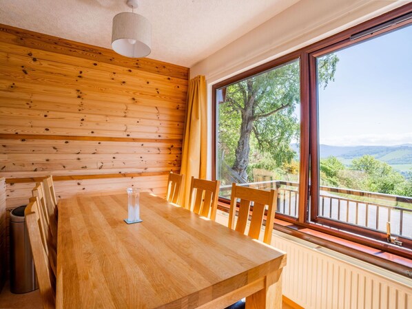 Eigentum, Möbel, Tabelle, Holz, Gebäude, Interior Design, Hütte, Baum, Holzbeize, Himmel