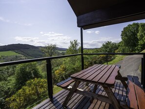 Himmel, Wolke, Eigentum, Pflanze, Veranda, Holz, Gebäude, Schatten, Baum, Natürliche Landschaft