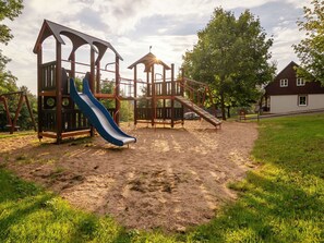 Wolke, Himmel, Eigentum, Gebäude, Baum, Holz, Stuhl, Urban Design, Gartenmöbel, Tabelle