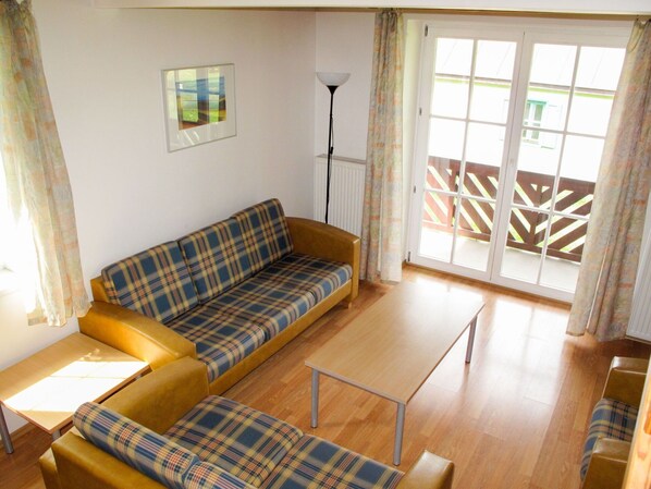 Property, Couch, Furniture, Building, Window, Comfort, Wood, Studio Couch, Interior Design