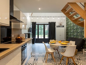 Meubles, Cabinetry, Comptoir, Chaise, Table, Bois, Éclairage, Design Intérieur, Cuisine, Sol