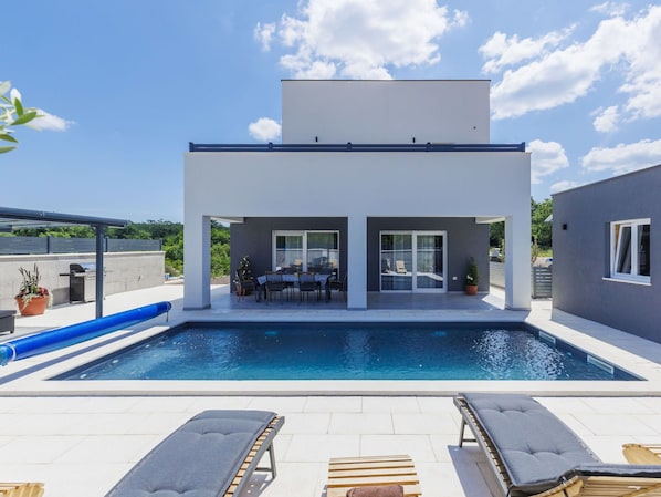 Water, Cloud, Sky, Property, Swimming Pool, Plant, Window, Azure, Shade, Building