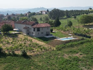Pflanze, Himmel, Gebäude, Fenster, Baum, Grundstueck, Hochland, Haus, Natürliche Landschaft, Steigung