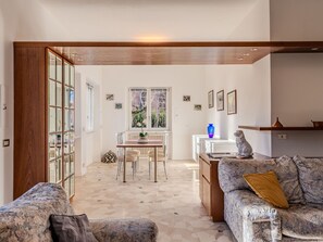Table, Meubles, Propriété, Plante D'Appartement, Bois, Plante, Confort, Design Intérieur, Canapé, Salon