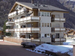 Building, Window, House, Neighbourhood, Wood, Urban Design, Tree, Snow, Residential Area, Real Estate