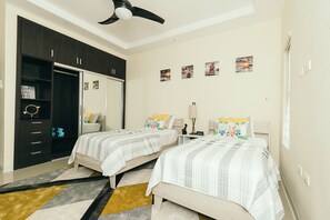 sunny 🌞 bedroom with twin beds with unsuite bathroom walk-in shower 