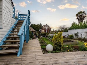 Plant, Water, Sky, Building, Blue, Wood, Shade, Condominium, Leisure, Real Estate