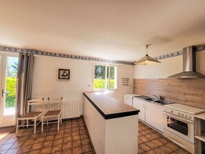Küche, Möbel, Flooring, Interior Design, Countertop, Holz, Fussboden, Decke, Major Appliance, Beleuchtung